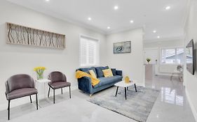 Family-Friendly, 3 Bed House - Private Backyard-Central Location
